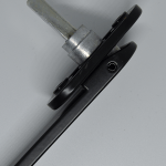 B-keuze platte raamkruk zwart, 2 minimale krasjes op de zijkant van het montageplaatje